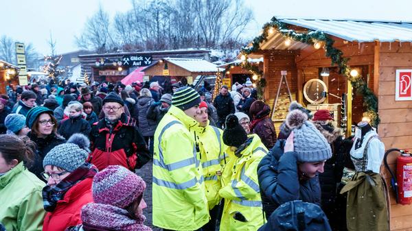 Lichterglanz auf Maffei: Die zwölfte Bergwerksweihnacht wurde zwar vom Schnee gebeutelt, lockte dafür aber nur so viele Besucher, dass man entspannt durch das Weihnachtsdorf schlendern konnte.