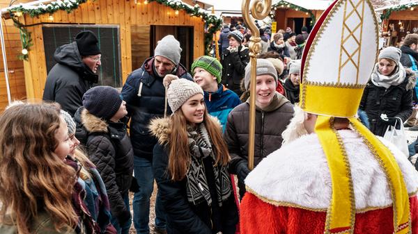 Lichterglanz auf Maffei: Die zwölfte Bergwerksweihnacht wurde zwar vom Schnee gebeutelt, lockte dafür aber nur so viele Besucher, dass man entspannt durch das Weihnachtsdorf schlendern konnte.