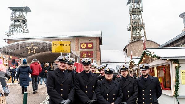 Lichterglanz auf Maffei: Die zwölfte Bergwerksweihnacht wurde zwar vom Schnee gebeutelt, lockte dafür aber nur so viele Besucher, dass man entspannt durch das Weihnachtsdorf schlendern konnte.
