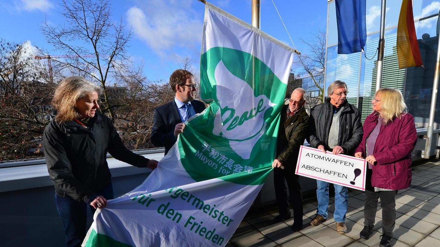 Stadt Erlangen zeigt Flagge gegen Atomwaffen