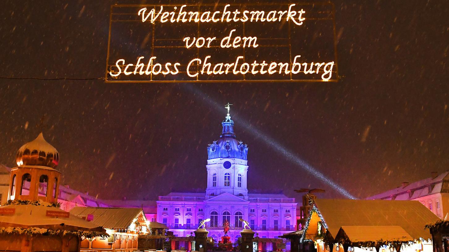 In der Nähe des Weihnachtsmarktes am Schloss Charlottenburg wurde am Sonntagabend eine größere Menge Munition gefunden.