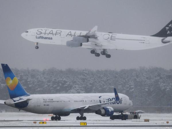 Schneetreiben am Frankfurter Flughafen: Eine Sprecherin sprach von einer "dramatischen" Situation.