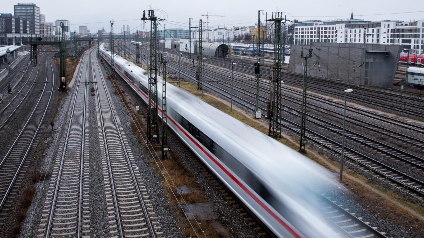 Auf der neuen Schnellfahrstrecke zwischen München und Berlin kam es seit vergangener Woche immer wieder zu Verzögerungen und Ausfällen. Die Fernverkehrschefin der Bahn erklärte jetzt die Gründe.
