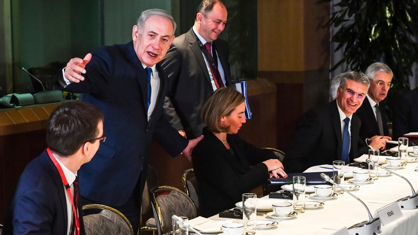 Bei dem gemeinsamen Treffen mit den EU-Außenministern am Montagmorgen in Brüssel war für Israels Ministerpräsident Netanjahu (2. von links) vor allem Trumps Äußerung zu Jerusalem ein Streitthema.