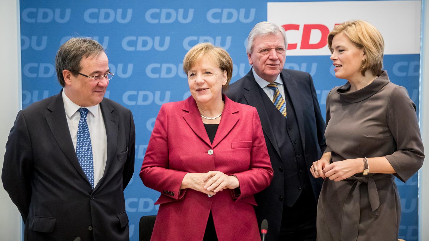 Laut der SPD Kanzlerin Merkel vor den anstehenden GroKo-Verhandlungen am Mittwoch erstmal eine Bringschuld. CDU-Vize Julia Klöckner (rechts) hingegen fordert die Sozialdemokraten auf, von den Maximalforderungen herunterzukommen.