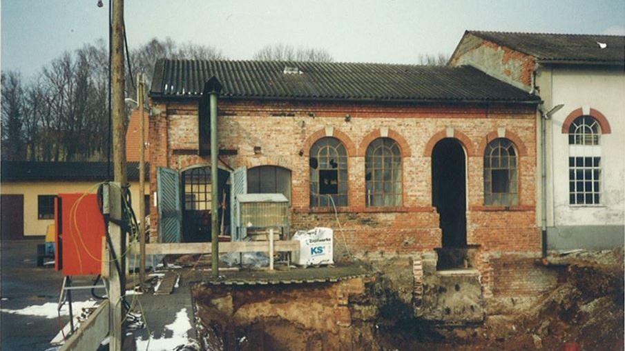 Das Lagerhaus der Stadtwerke soll aufgestockt werden. Bei einer Bodenerkundung 1996 kam bereits heraus, dass der Boden mit Teer verunreinigt ist.