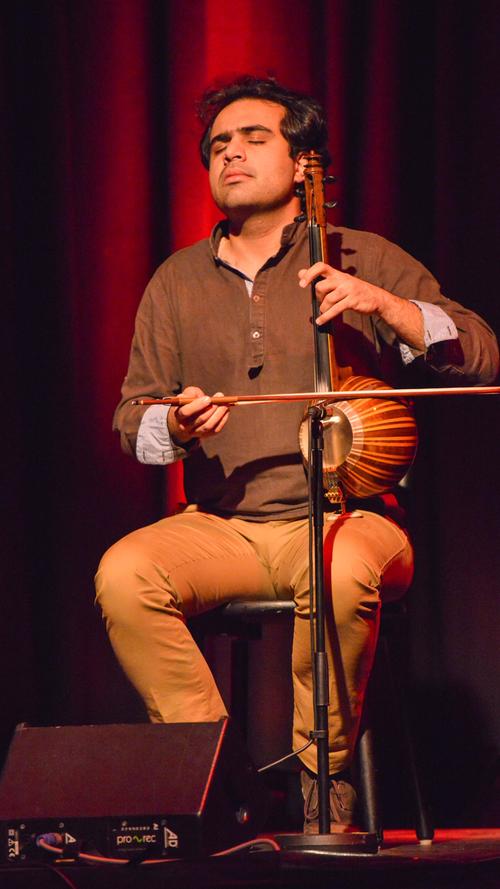 Mehrzad Azamikia aus dem Iran am Streichinstrument "Kemenche".