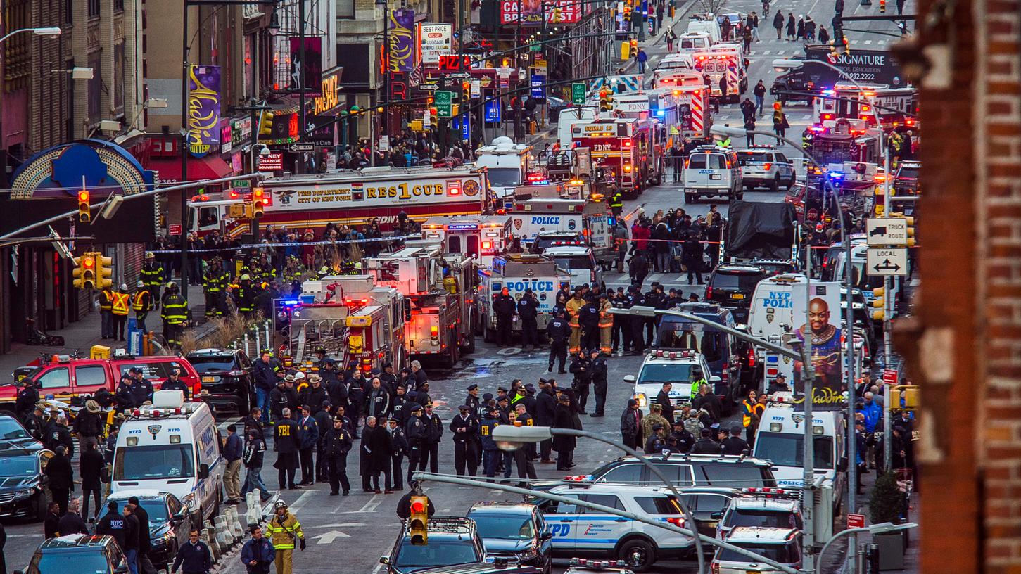 Nach Angaben der New Yorker Feuerwehr sind bei der möglichen Explosion im Stadtteil Manhattan vier Menschen verletzt worden.