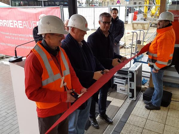 OB & DB zerschneiden das Band: Uwe Kirschstein und Bahn-Vertreter beim rituellen Part der Tunnel-Eröffnung.