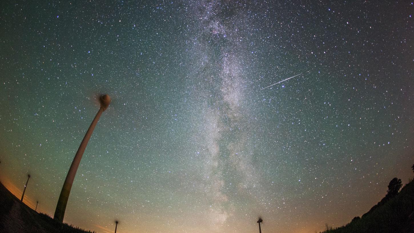 Faszinierend ist der sternenklare Nachthimmel ohnehin schon, wenn dann noch Sternschnuppen dazukommen, dürfen sich In-Den-Himmel-Schauer umso mehr auf eine tolle Aussicht freuen.