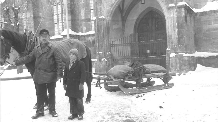 Bis in die Mitte des letzten Jahrhunderts war der Pferdeschlitten im Winter das richtige Transportmittel. Dieses Bild entstand 1955 vor der evangelischen Stadtkirche.