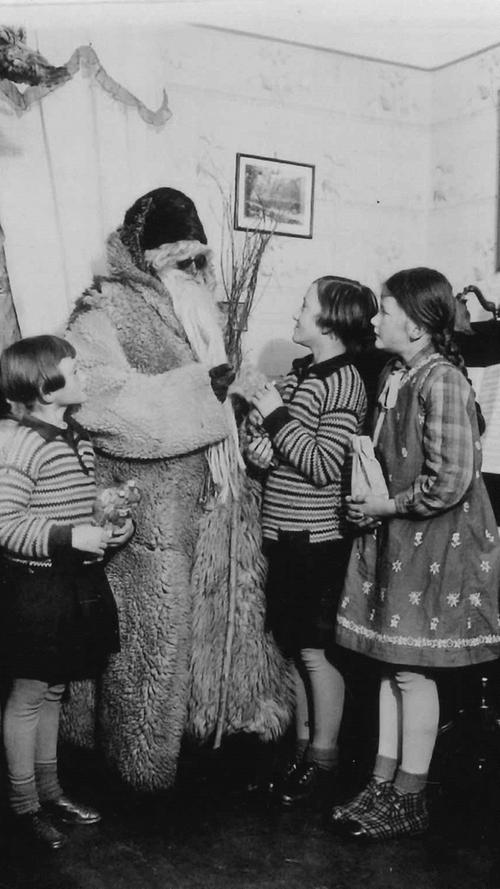 In Gunzenhausen kam weniger der Nikolaus, sondern vielmehr der Pelzmärtel in die Häuser und die Kinder von Stadtinspektor Rahner hatten, wie dieses Foto von 1930 zeigt, durchaus Respekt vor dem Mann mit der Rute, hofften aber auch auf Geschenke.