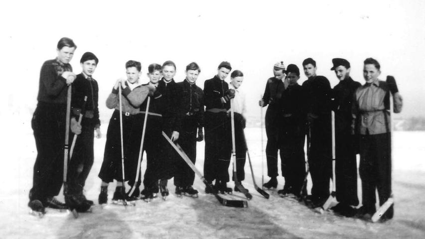 Wenn im Winter der Bärenwirtsweiher zugefroren war, dann zog er allerhand Wintersportler an, wie dieses Eishockeyteam aus dem Jahr 1955.