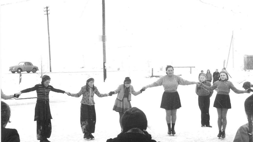 Unterricht auf dem Eis: Sportlehrerin Waltraud Böhm unterrichtete d1955 ihre Klasse auf dem Gunzenhäuser Bärenwirtsweiher.