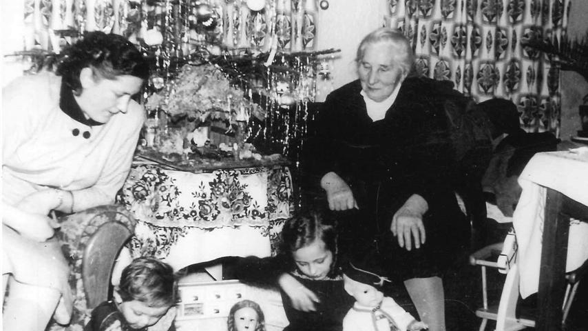 Puppen haben die Kinder von Bäckermeister Linse 1955 unterm Weihnachtsbaum gefunden und sofort damit gespielt.
