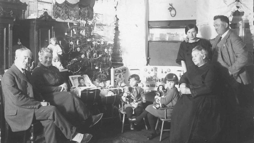 Weihnachten bot einen schönen Anlass für ein Familienfoto vor dem Christbaum, erst recht natürlich, wenn der Vater der Fotograf Biella war. Das Bild wurde Mitte der 1920er Jahre aufgenommen.