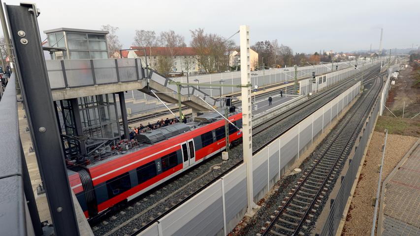Immer mehr Menschen leben in der Metropolregion und immer mehr pendeln mit der S-Bahn - an einem Spitzentag bis zu 50 000: Der Bedarf an neuen innerstädtischen Haltestellen wächst, in Erlangen etwa wird im Dezember 2015 der Haltepunkt Paul-Gossen-Straße eröffnet.