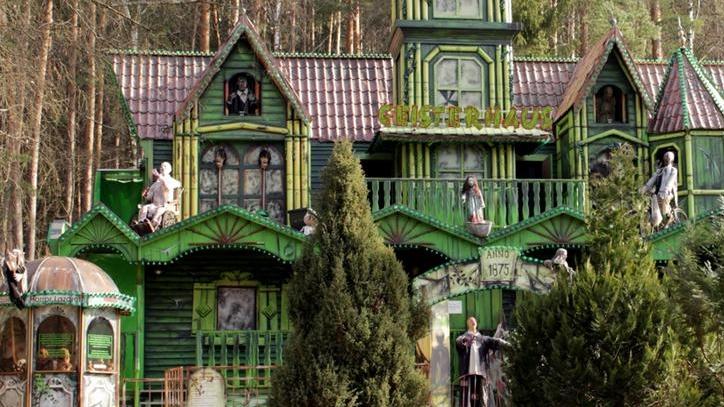 In diesem Horrorhaus im Freizeitpark Geiselwind hatte ein Mädchen im Sommer 2017 den Grabstein ihres Opas entdeckt.