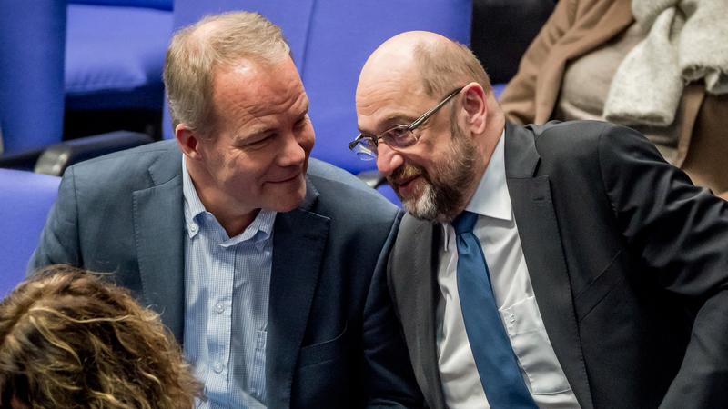 SPD-Bundesvorsitzender Martin Schulz und SPD-Parteilinker Matthias Miersch stellen in Berlin das favorisierte Modell einer Kooperations-Koalition ihrer Partei vor.