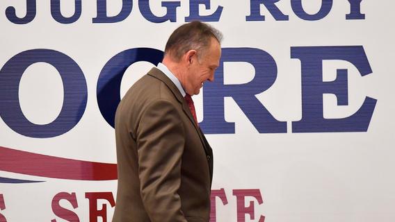 Heftige Niederlage für die Republikaner: In Alabama, eigentlich eine Hochburg für Trumps Partei, musste Richter Roy Moore nach der verlorenen Wiederwahl als Senatsmitglied seinen Posten räumen.