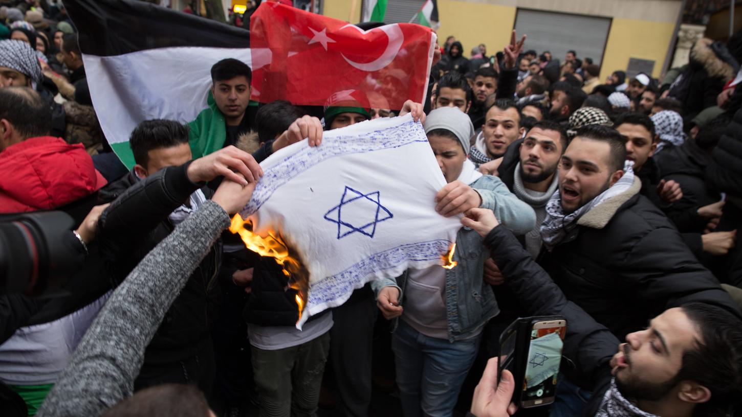 Demonstranten verbrennen am 10. Dezember 2017 im Berliner Stadtteil Neukölln israelische Flaggen mit. Anlass war die geplante Verlegung der US-Botschaft in Israel von Tel Aviv nach Jerusalem.