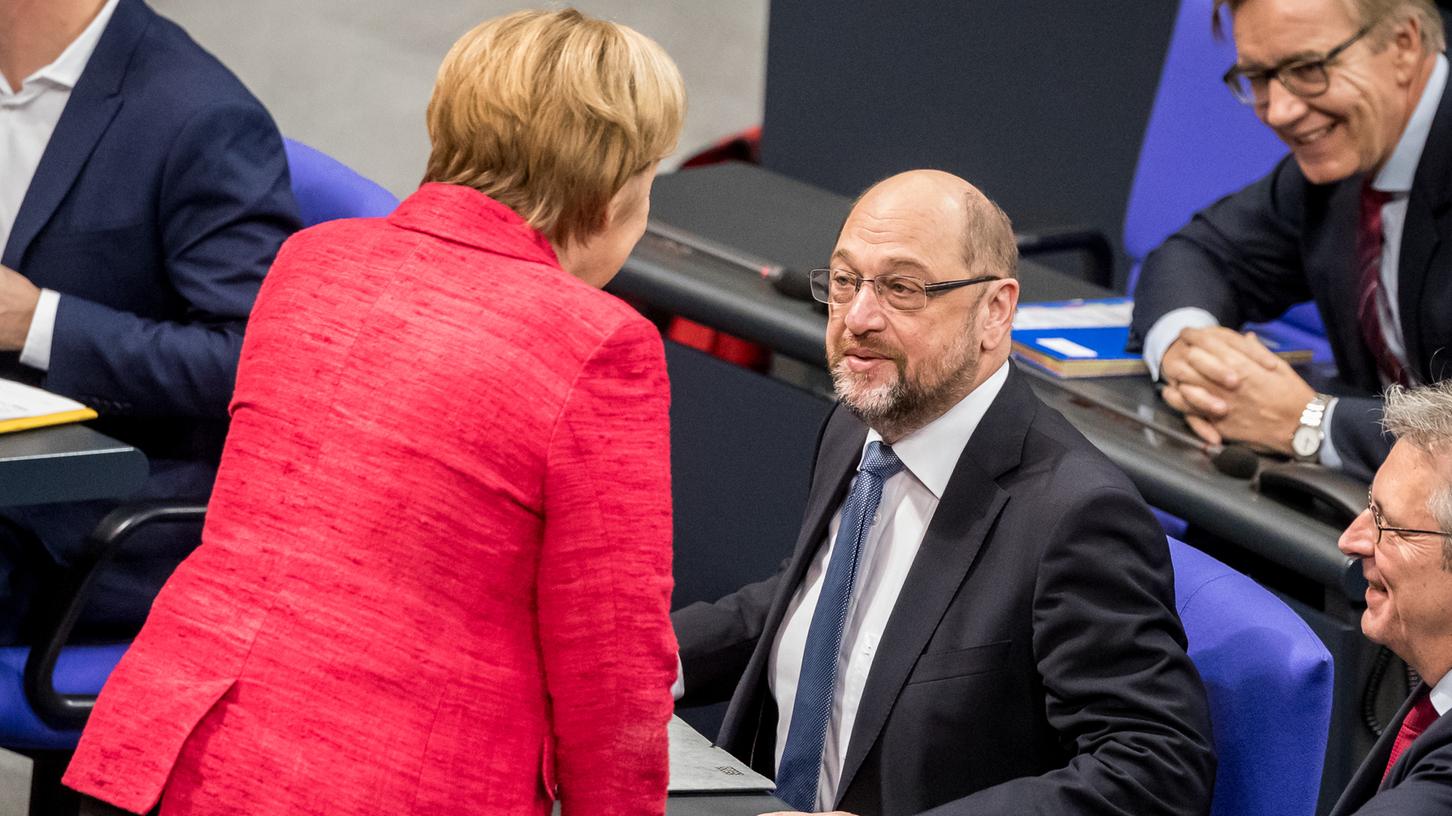Gibt es eine Annäherung? Bundeskanzlerin Angela Merkel im Gespräch mit Martin Schulz.