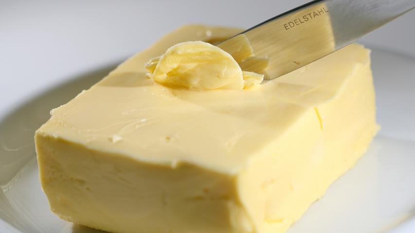 Eine gute Frage, auf die es gleich mehrere Antworten gibt: In diesem Jahr wurde einfach weniger Butter produziert, weshalb die Lager schnell leer waren. Zudem gab es weltweit eine stärkere Nachfrage, vor allem China importierte mehr Butter als in den Jahren zuvor. Zum Vergleich: 2015 kostete ein Stück Butter um die 70 Cent, in diesem Jahr zeitweise bis zu zwei Euro.