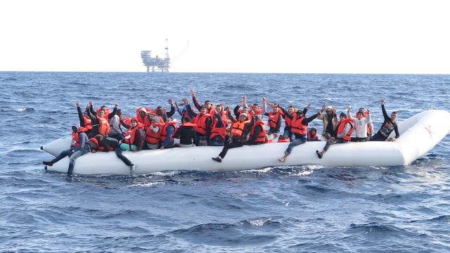 Dann taucht ein überfülltes Flüchtlingsboot auf.