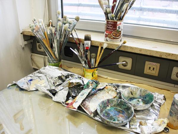 Der Arbeitsplatz von Mariko Tsunoka im Atelierhaus "Auf AEG". Sie arbeitet mit Ölfarben und Tusche.