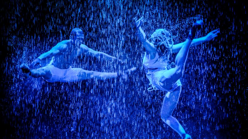 Günter Distler:  "Die beiden jungen Artisten Jenny und Daniil erschaffen im strömenden Regen unter der Zirkuskuppel scheinbar mühelos sehr poetische Körperbilder. Die Perfektion und die Ästhetik dieser Darbietung hat mich während der Vorstellung des Zirkus Flic Flac in Aschaffenburg einfach verzaubert."