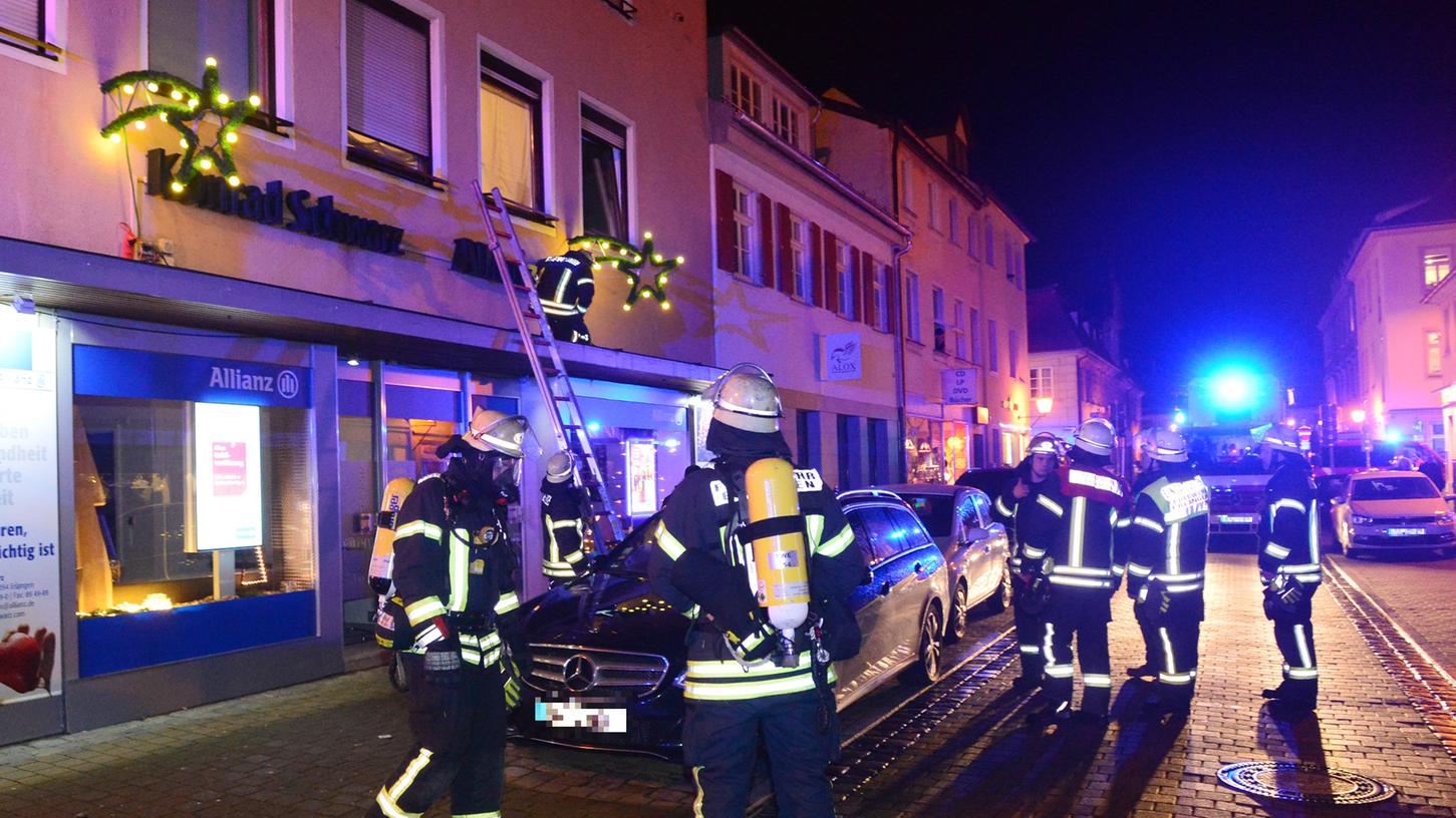 Eine defekte Stromversorgung für die Weihnachtsbeleuchtung an einem Haus in der Helmstraße hat die Feuerwehr auf den Plan gerufen. Die Gefahr war jedoch schnell gebannt.