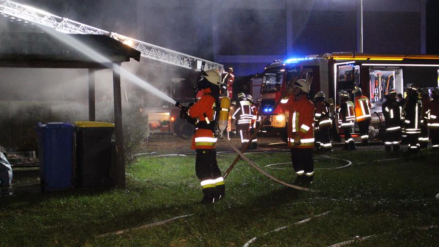 Anbau in Flammen: Feuer greift auf Bernecker Wohnhaus über