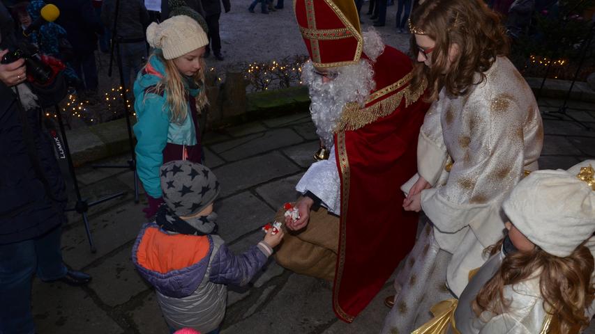 Christkind und Nikolaus laden zum Markt