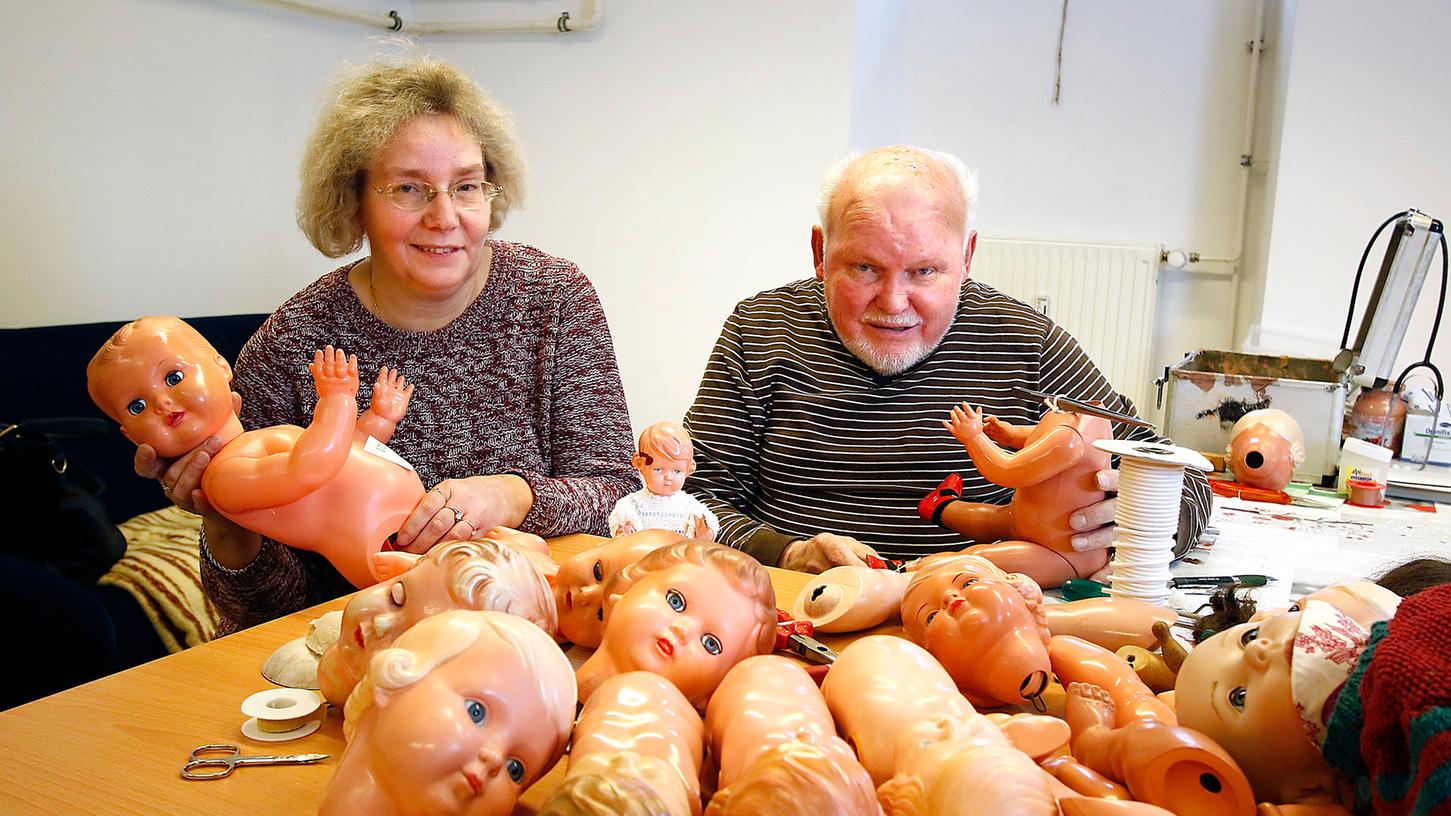 Die Puppendoktore Ute und Günter Geier haben sich in ganz Deutschland einen Namen gemacht.
