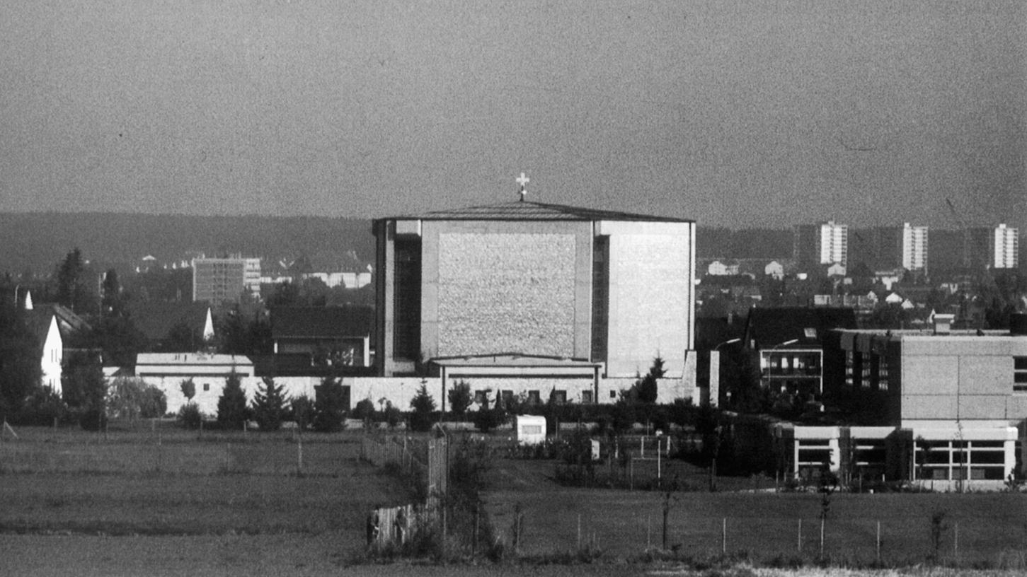 Ein Bild aus den siebziger Jahren: Das neue Wolfram-von-Eschenbach Gymnasium (rechts) steht bereits. Doch lag St. Peter und Paul lange am Stadtrand.