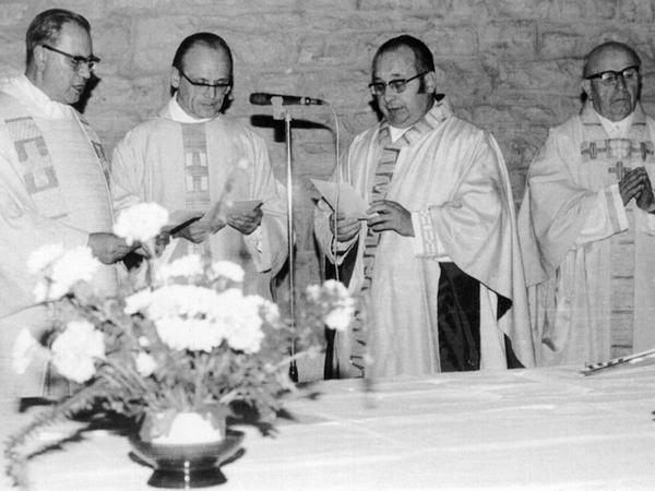 Pfarrer Otto Rodenbücher (links) prägte eine 15-jährige Ära und wurde auch Dekan. Neben ihm Generalvikar Pfeiffer, Kämmerer Spies und Bischöflicher Geistlicher Rat und bisheriger Dekan Uebler.