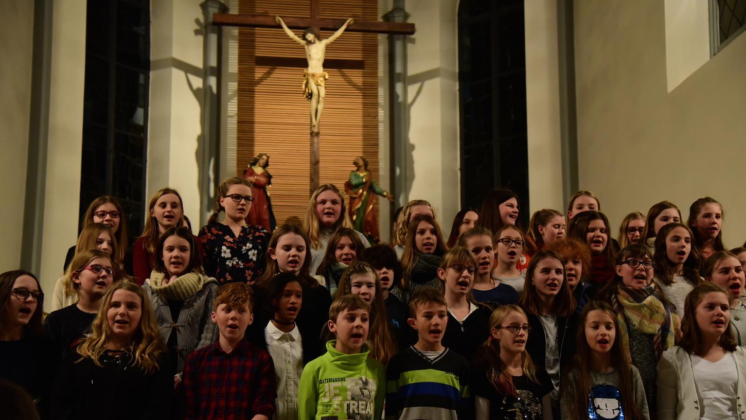 Stimmlich und instrumental beeindruckend: Die Realschule bot in der St. Nikolauskirche ein gelungenes Konzert mit einer vielseitigen Songauswahl.