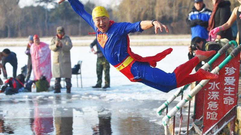 Nein, das ist nicht unser Redakteur. Das ist Superman. Was die beiden gemeinsam haben: Sie stürzen sich ins eiskalte Wasser - der eine in China, der andere in den Rothsee.