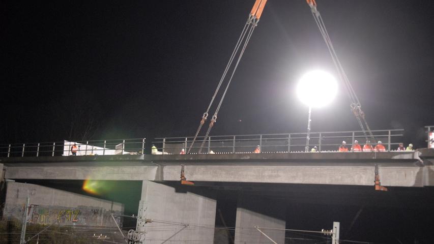 Betonträger der Autobahnbrücke bei Schwabach werden entfernt