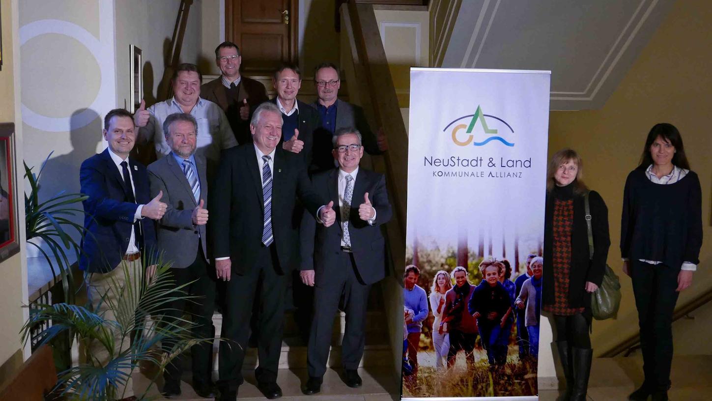 Daumen hoch für die Allianz und ihr neues Logo: Die Bürgermeister Chistian von Dobschütz, Gerhard Eichner, Klaus Meier und Robert Christensen (vorne v. l.) Frank Müller, Wolfgang Silker (ALE), Joachim Reindler (ALE) und Wolfgang Schmidt (v. l), sowie die Grafikerinnen Susanne Kulas und Ruth Volland. Daumen hoch für die Allianz und ihr neues Logo: Die Bürgermeister Chistian von Dobschütz, Gerhard Eichner, Klaus Meier und Robert Christensen (vorne v. l.) Frank Müller, Wolfgang Silker (ALE), Joachim Reindler (ALE) und Wolfgang Schmidt (v. l), sowie die Grafikerinnen Susanne Kulas und Ruth Volland.