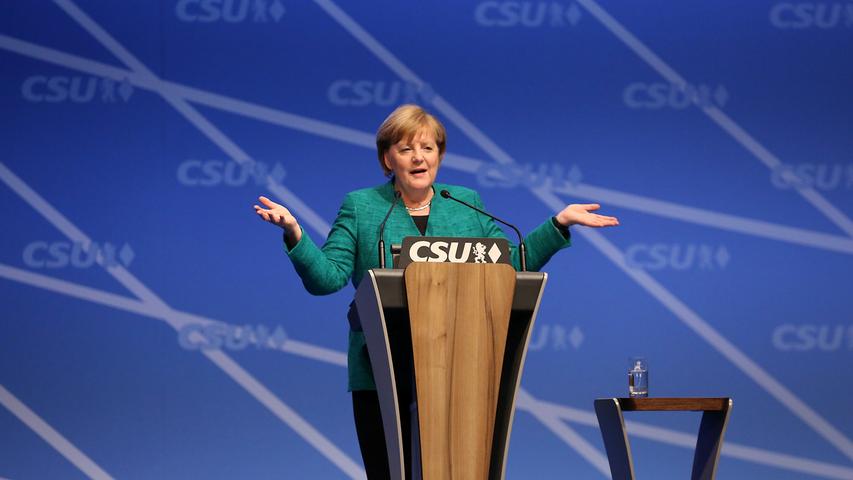 Die ersten Worte der Bundeskanzlerin Angela Merkel zu den CSU-Delegierten: „Ob sie‘s glauben oder nicht: Ich freue mich richtig hier zu sein.“ Die Christsozialen antworten mit lautem Jubel.