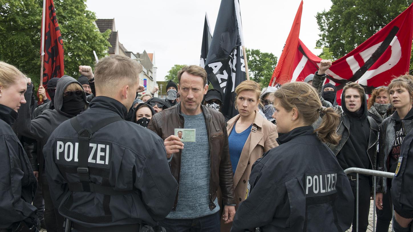 Thorsten Falke (Wotan Wilke Möhring) und Julia Grosz (Franziska Weisz) ermitteln bei einer Demonstration.