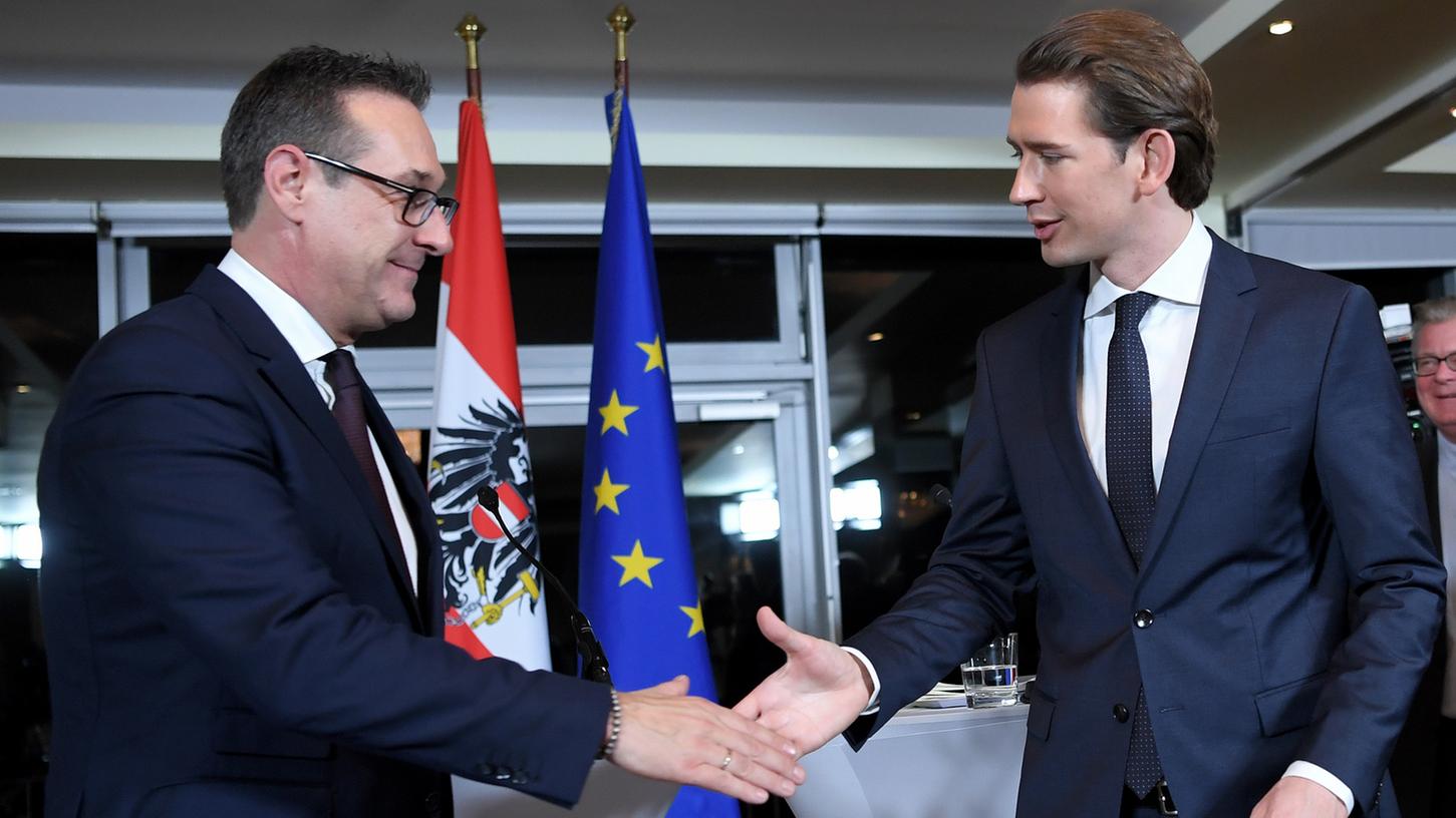 ÖVP-Chef Sebastian Kurz (r.) und FPÖ-Bundesparteiobmann Heinz-Christian Strache präsentieren das Koalitionsabkommen.