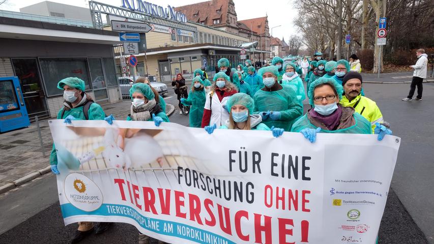 Mit Kittel und Mundschutz: Aktivisten protestieren gegen Tierversuche