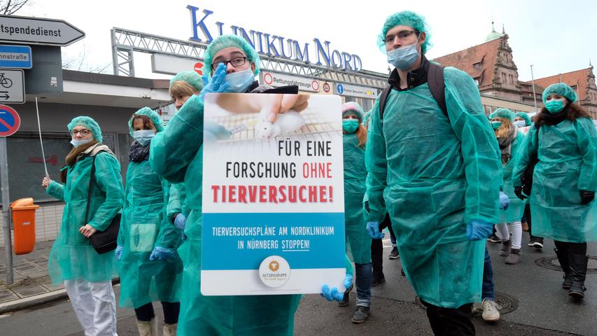 Mit Kittel und Mundschutz: Aktivisten protestieren gegen Tierversuche 