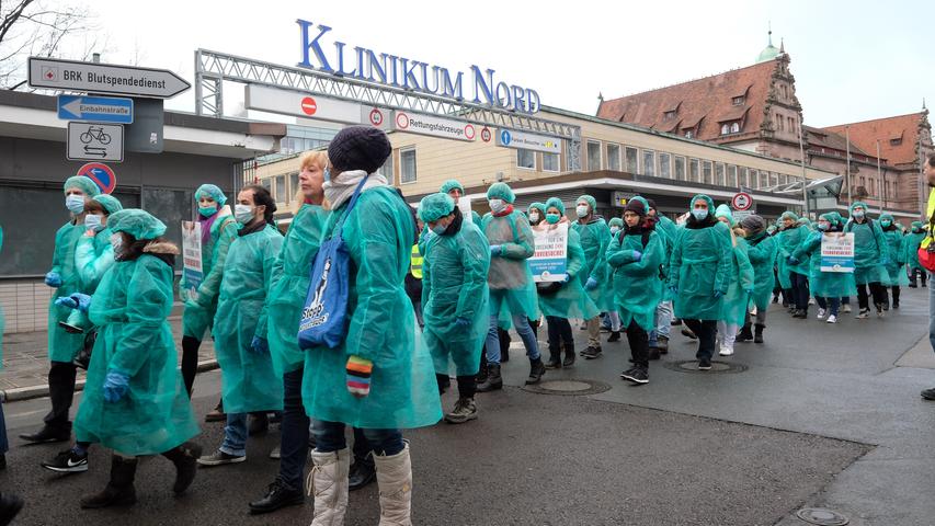 Mit Kittel und Mundschutz: Aktivisten protestieren gegen Tierversuche 