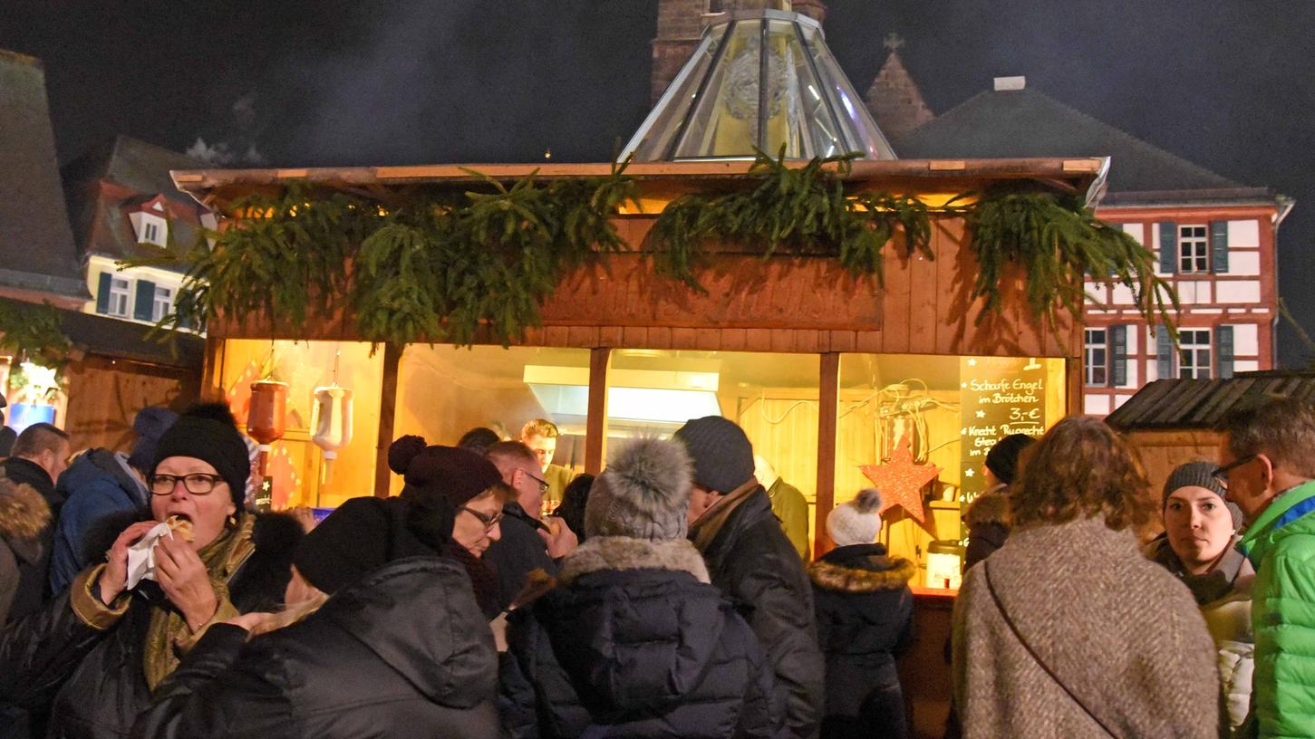 Der Schwabacher Weihnachtsmarkt lockte auch am zweiten Wochenende die Besucher in Scharen in die Kälte.