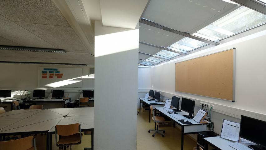 Ein Computer-Raum wurde ebenfalls im früheren Hallenbad-Trakt der Schule Insel Schütt untergebracht. Er befindet sich im Souterrain des Gebäudes.