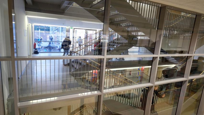 Neu eingebaut wurde ins Gebäude mit dem Lehrschwimmbecken eine massive Treppe, um alle Etagen und Räume gut zu erschließen. Während der Umbauarbeiten sorgten Probleme mit der Treppenanlage für eine längere Verspätung.