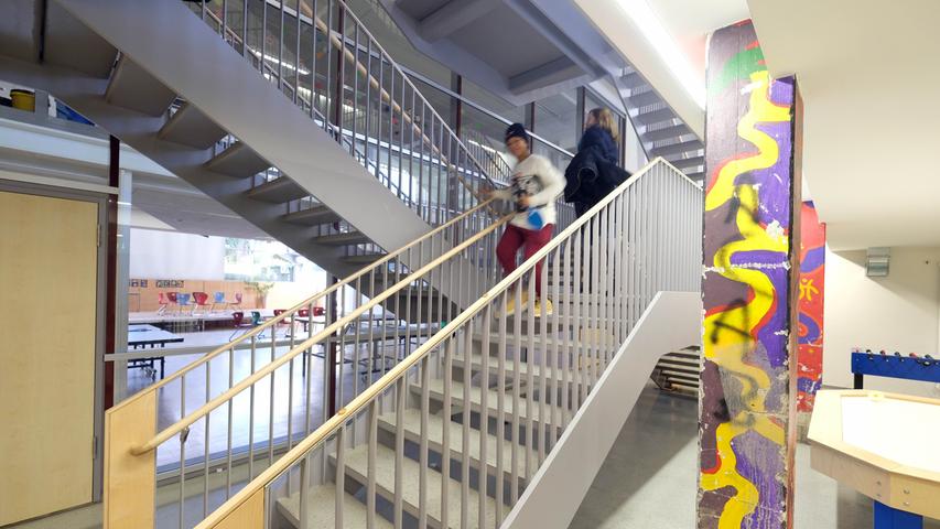 Kunstwerke am Rand des Treppenhauses zeigen: In diesem Gebäude der Schule Insel Schütt, der primär für die Ganztagszüge von Grund- und Mittelschule reserviert ist, wird kreativ gearbeitet.